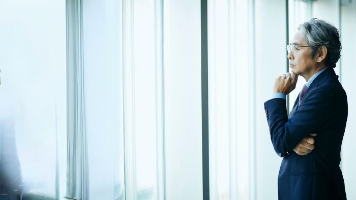 経営者もしくはリーダー層が会社の方針や事業展開について考え込んでいる様子(エグゼクティブ・コーチングページの画像)
